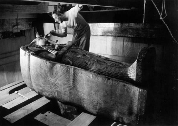 carter-in-tuts-tomb Howard Carter dusting off King Tut