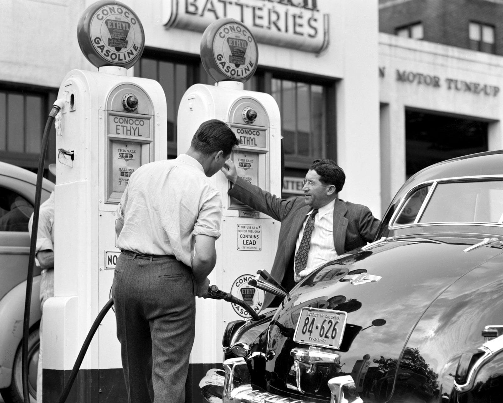 1940s gas pumps via ClickAmericana com