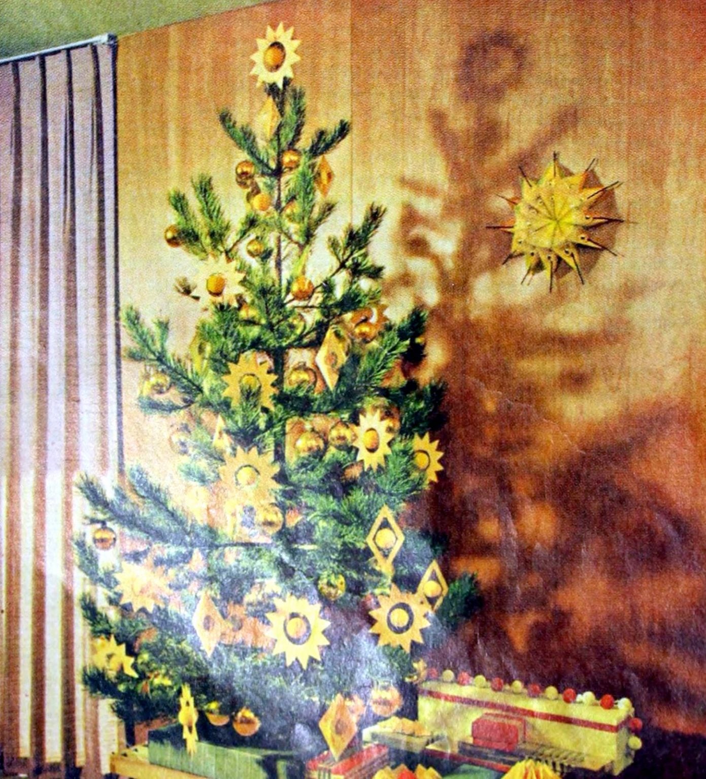 Here are 30 gorgeous Christmas tree decorations from the 1950s that are
