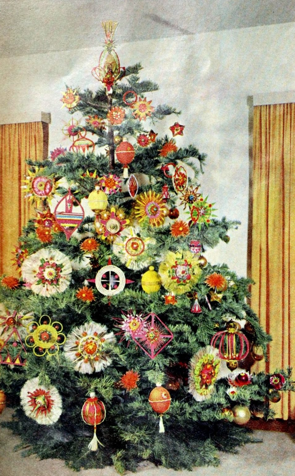 Here are 30 Christmas tree decorations from the 1950s that are