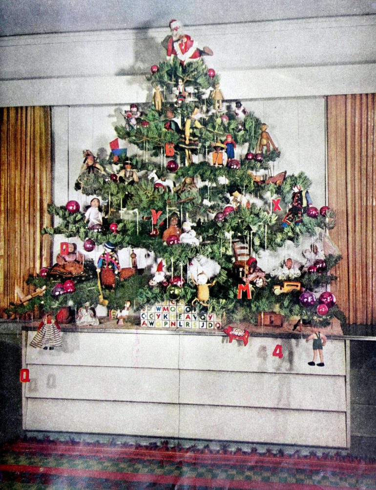 Here are 30 Christmas tree decorations from the 1950s that are
