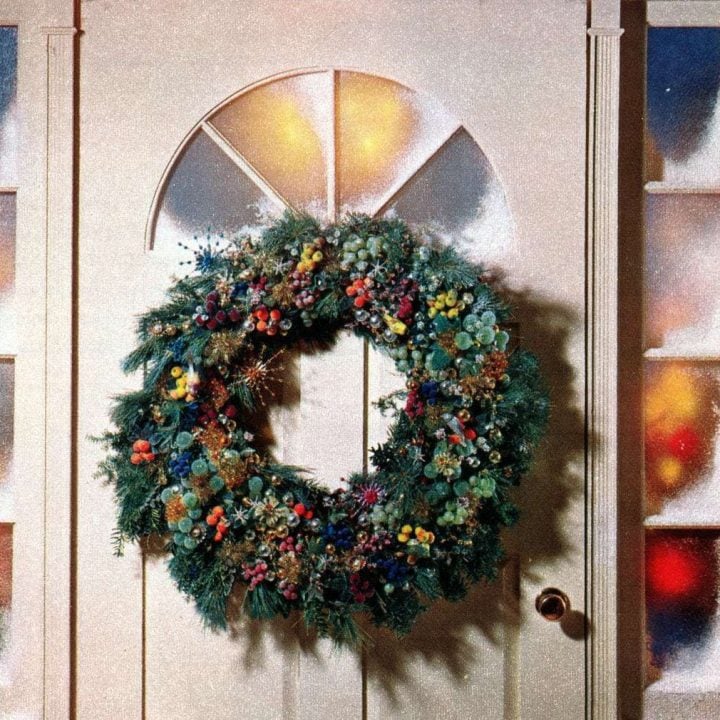 6 beautiful ways to make a welcoming Christmas wreath for your front door (1962)