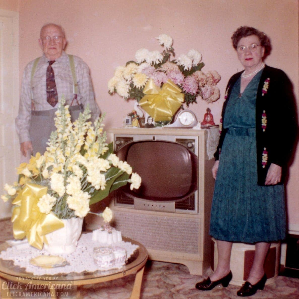 Breakthrough tech: 1950s TV sets changed how Americans spent their evenings 1 A 1950s home tour A small house in San Francisco - Living room with TV - Click Americana