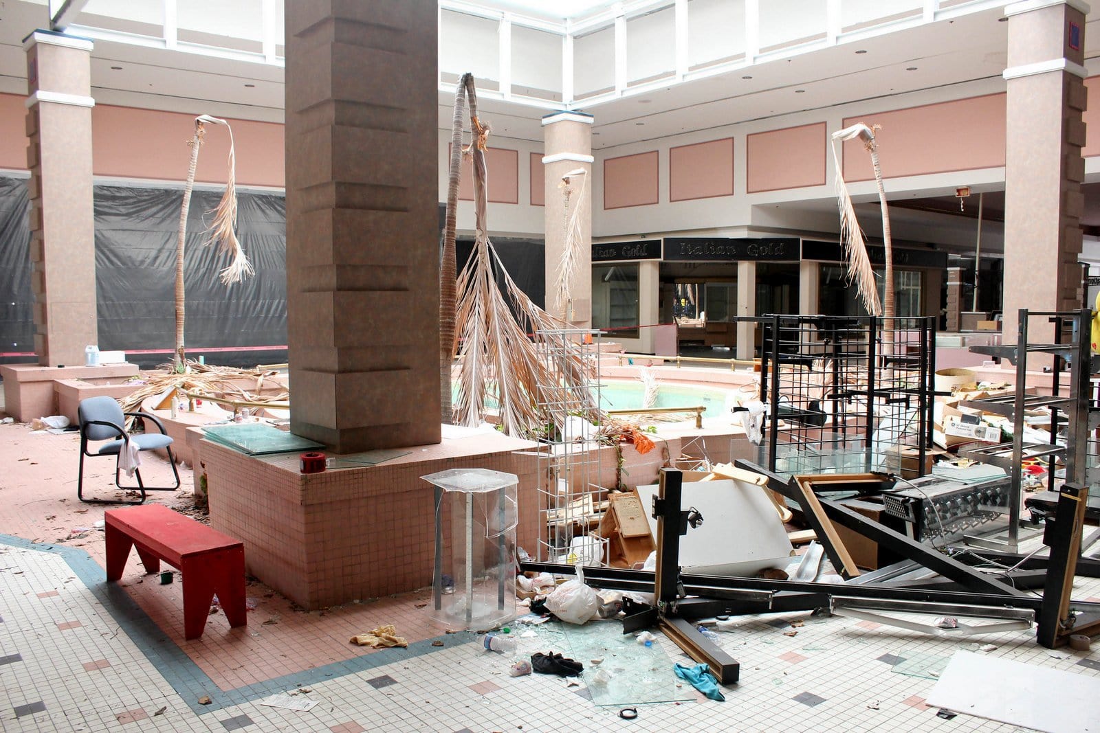 12 abandoned malls & the history of their heartbreaking decline - Click ...