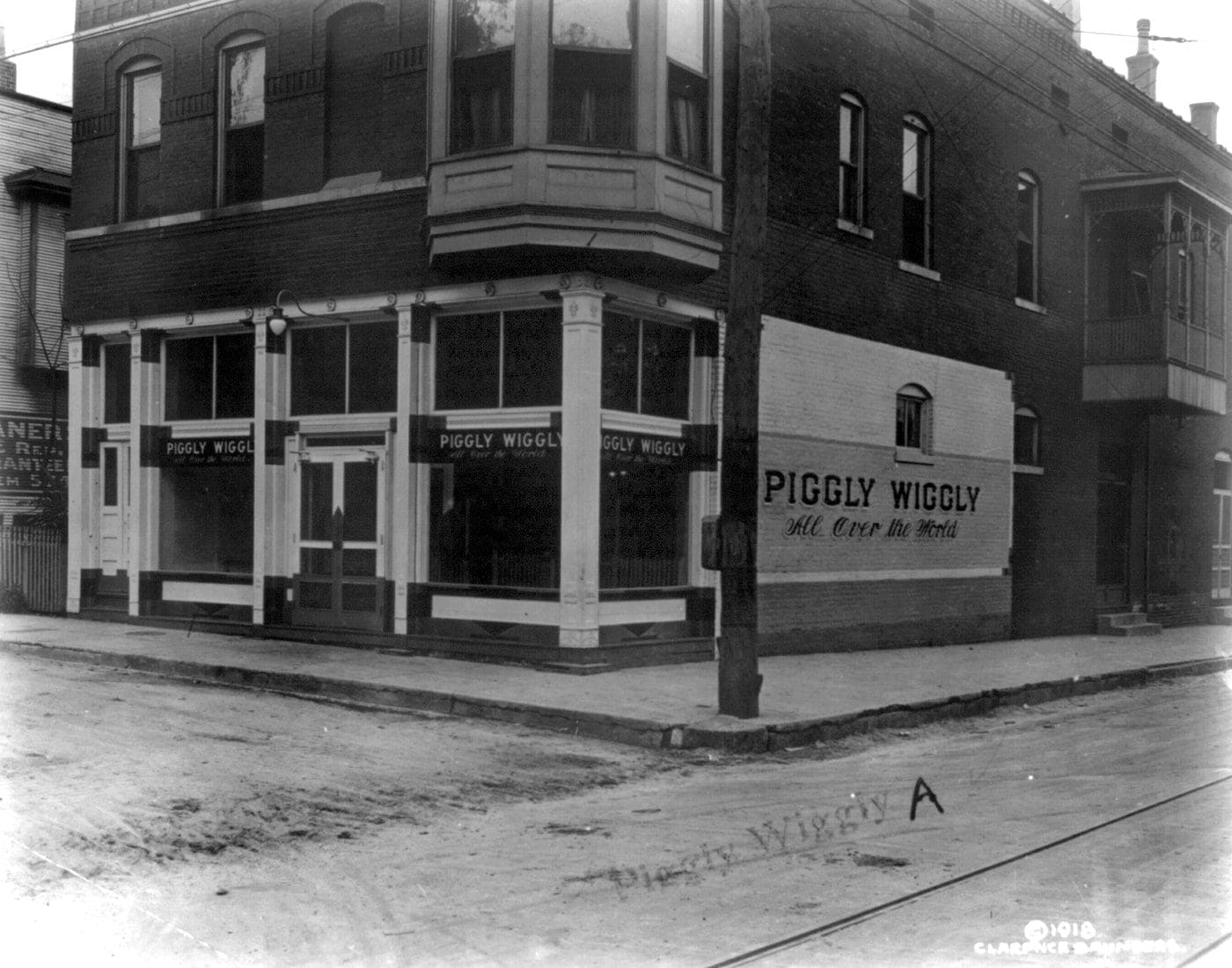 See inside the first Piggly Wiggly grocery store that opened way back