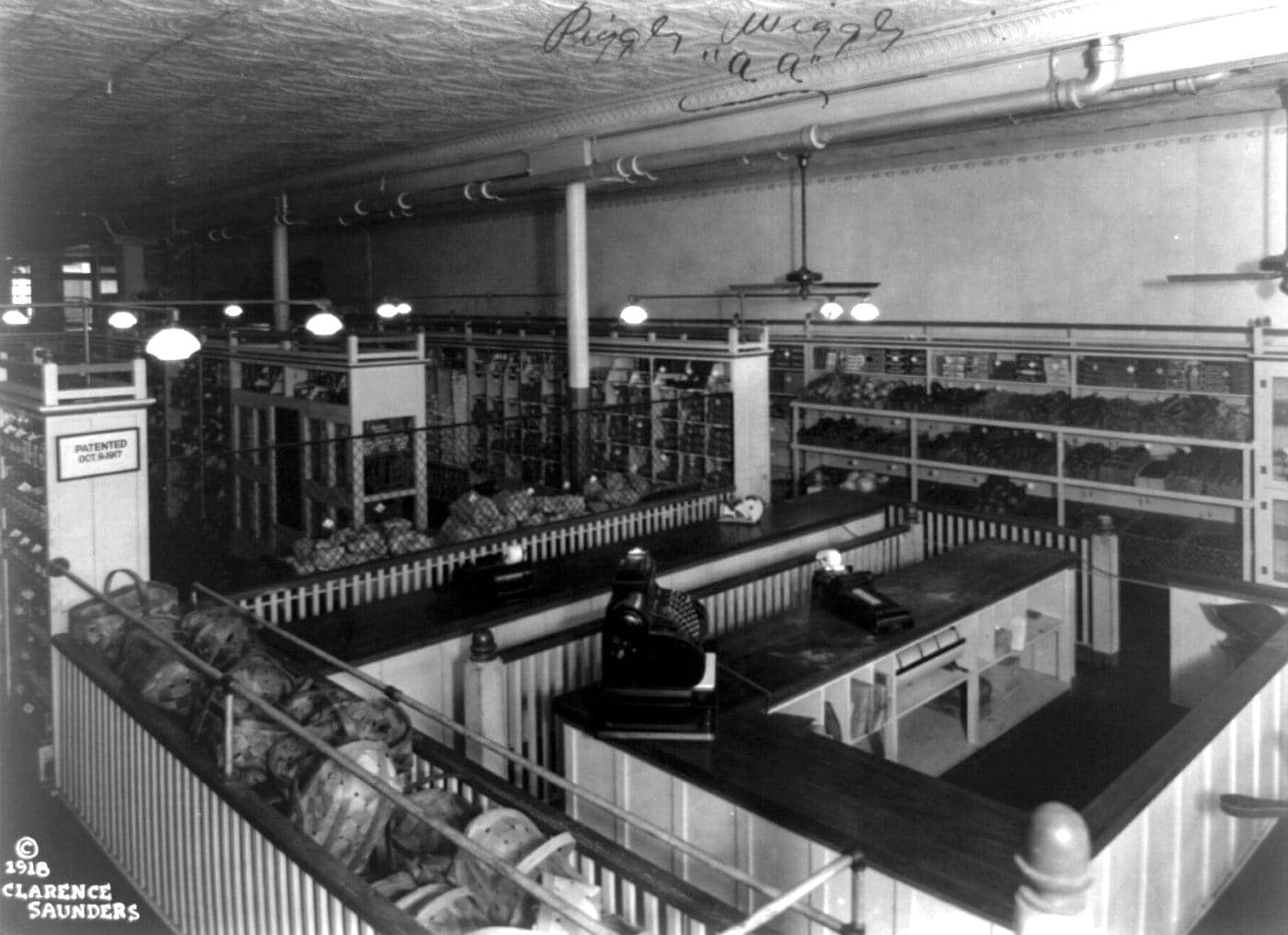 Piggly Wiggly was the first ever self-service grocery store -- see rare photos from 1918 1 Antique Piggly Wiggly grocery store from 1917 (11)