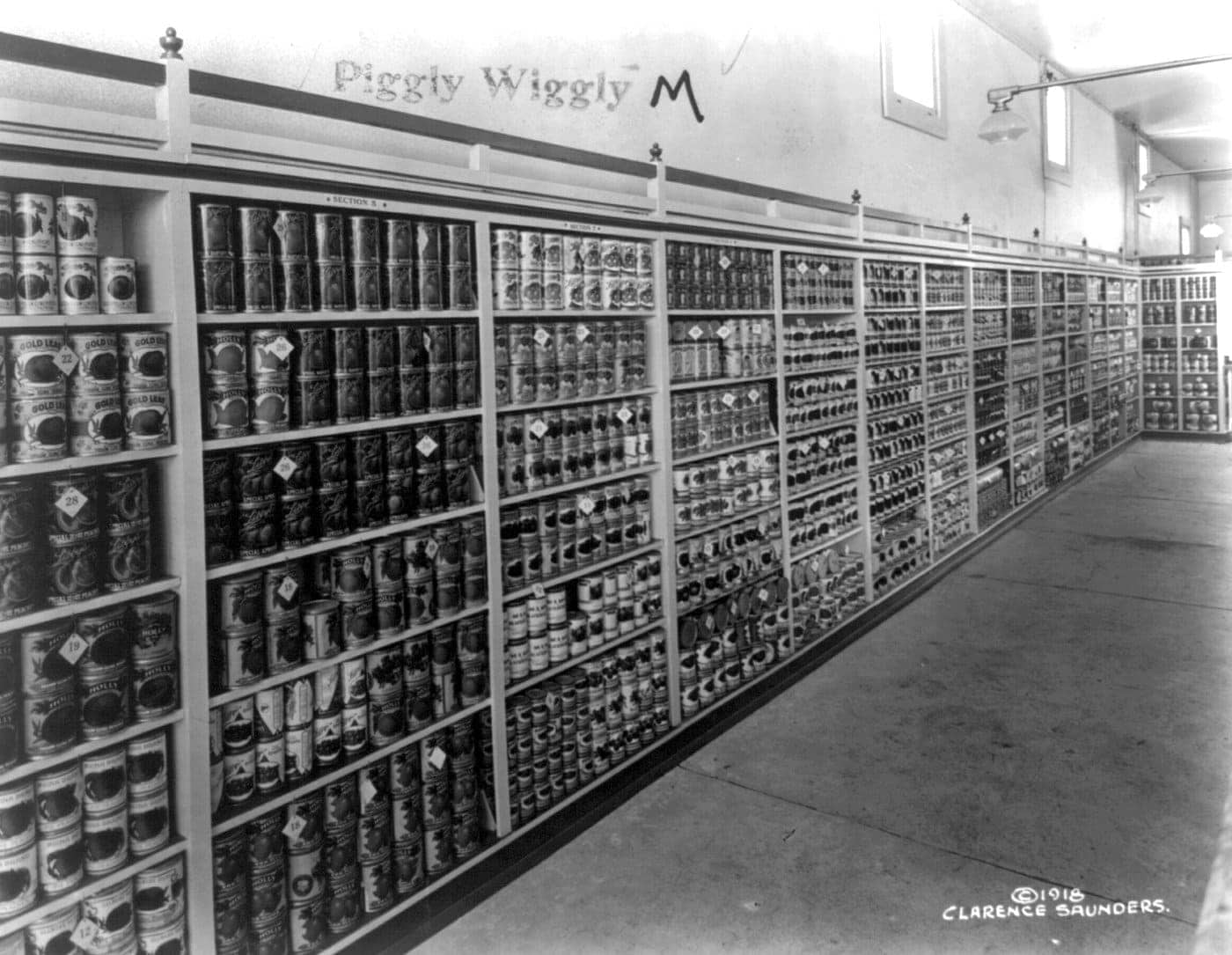 Piggly Wiggly was the first ever self-service grocery store -- see rare photos from 1918 14 Antique Piggly Wiggly grocery store from 1917 (2)
