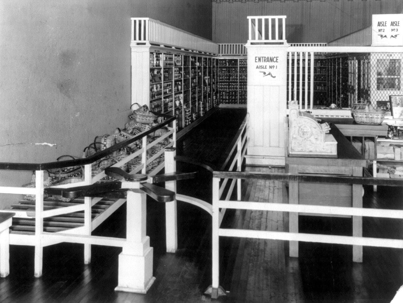 Piggly Wiggly was the first ever self-service grocery store -- see rare photos from 1918 6 Antique Piggly Wiggly grocery store from 1917 (5)