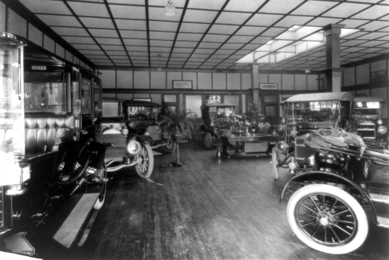 See inside vintage 1910s & 1920s car showrooms in Washington DC Click