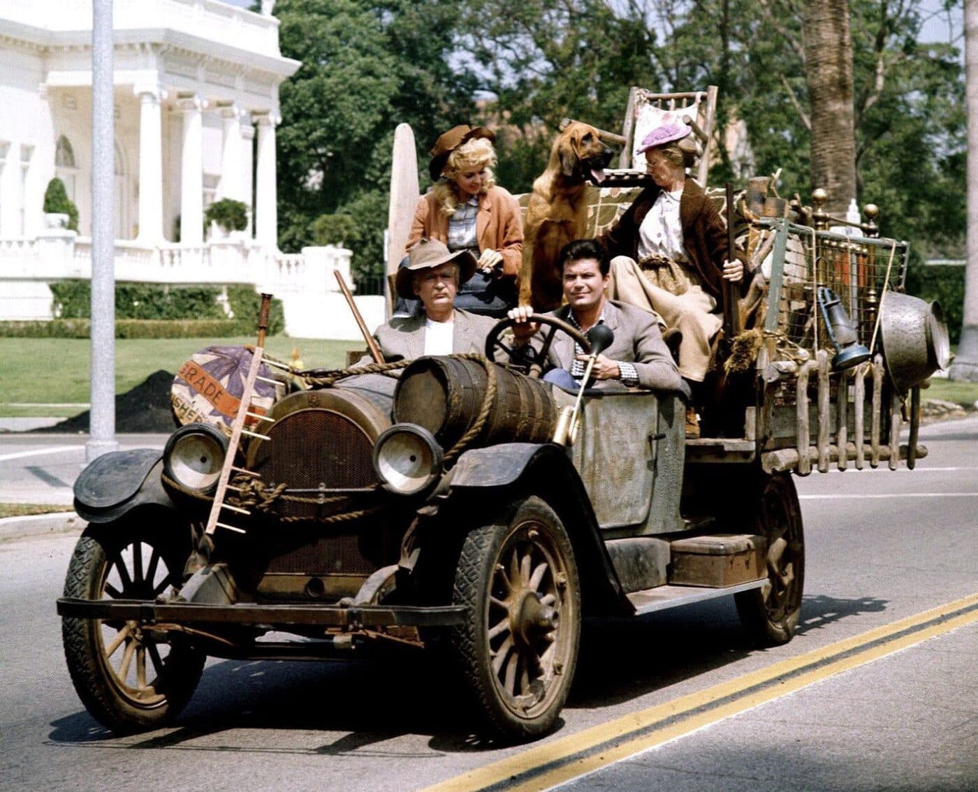 Beverly-Hillbillies-Family-in-the-car-1400x1134.jpg