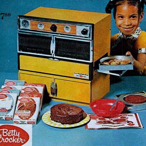 Big yellow vintage Betty Crocker Easy Bake Oven - 1960s 1970s