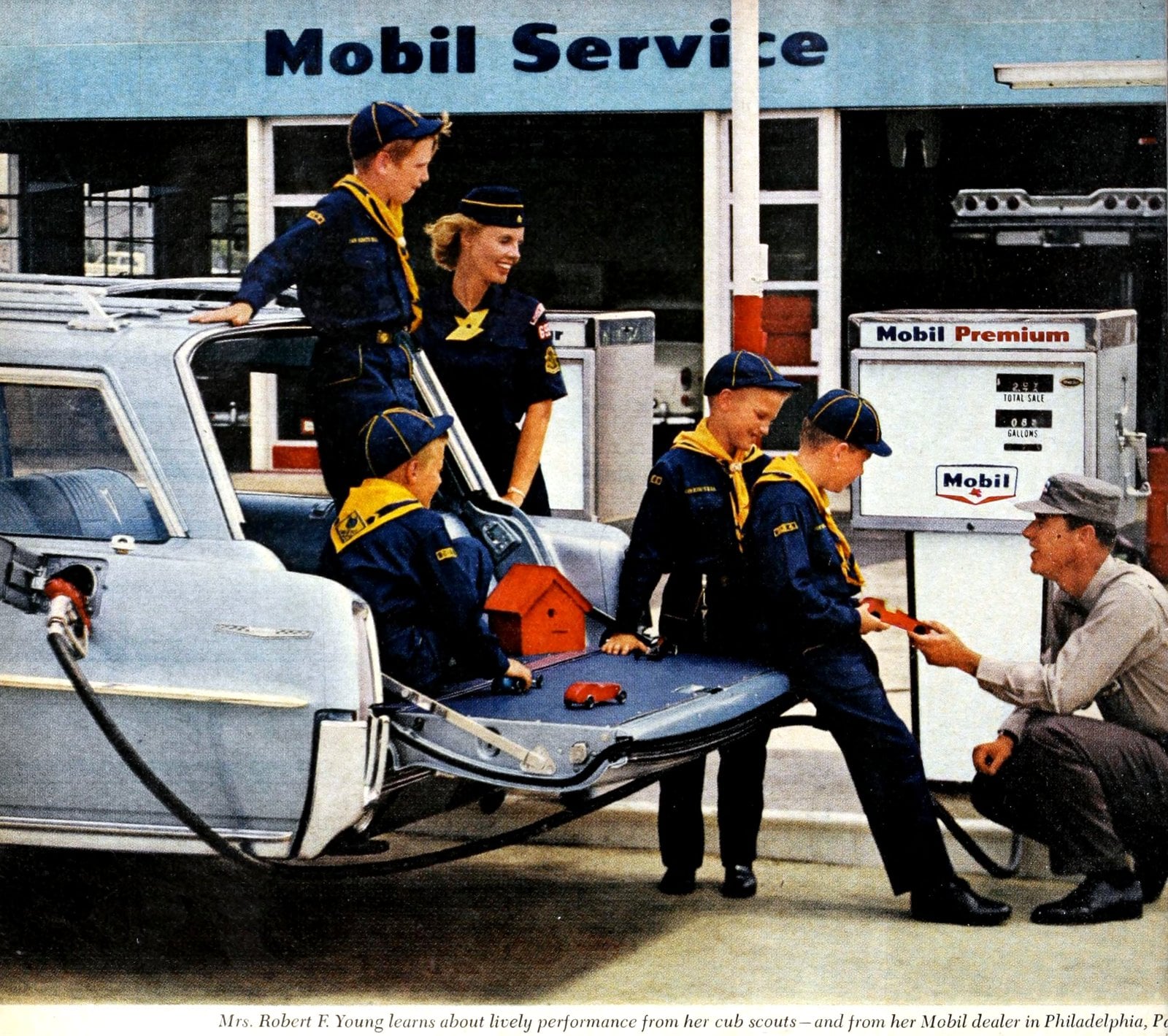 Boy Scouts at a gas station in an old station wagon (1960s) via ClickAmericana com