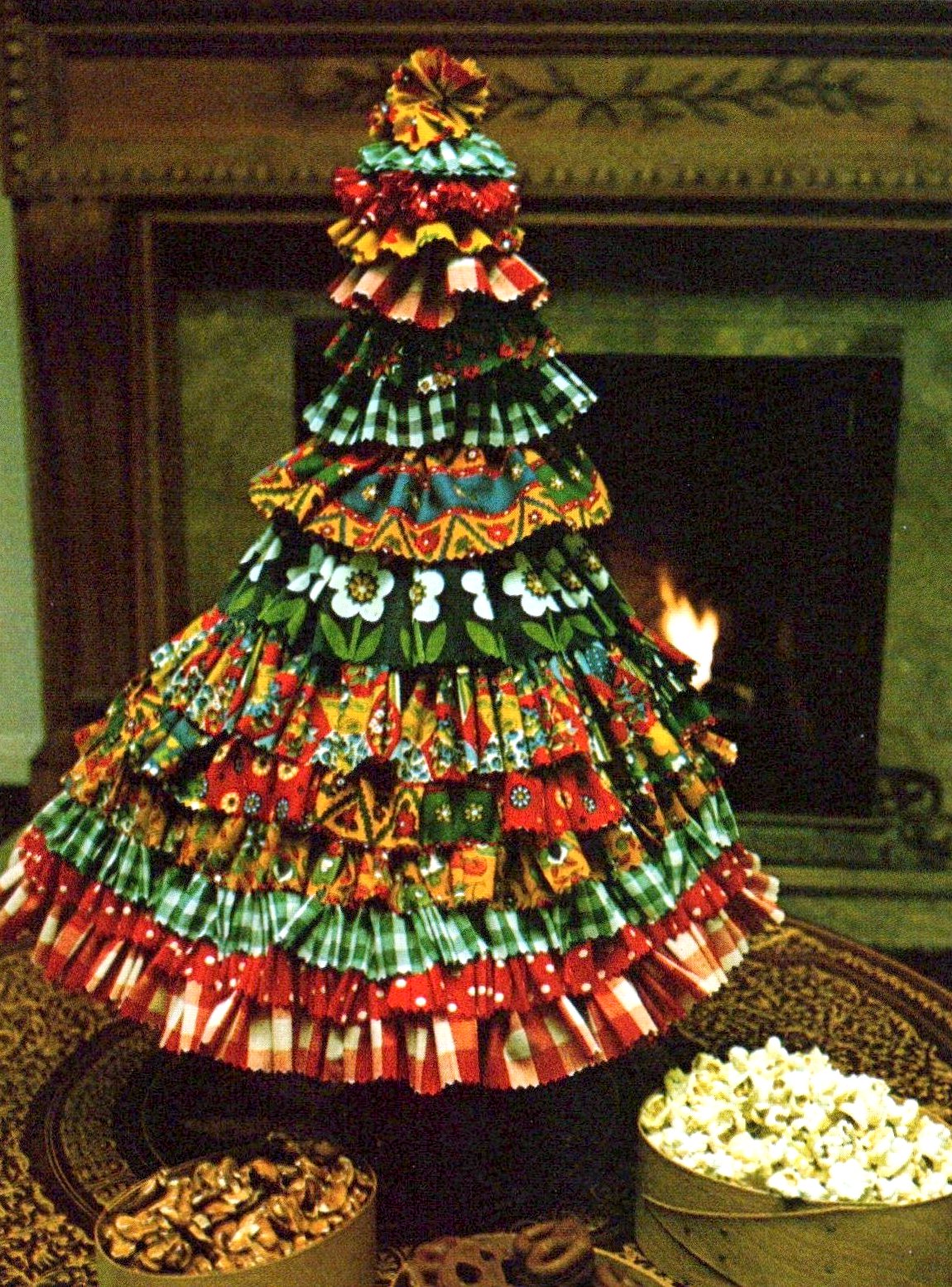 Vintage Christmas decorations with 60s and 70s style: Bright, colorful & homemade 8 Calico, polka dot and gingham fabric tree (1974) via ClickAmericana com