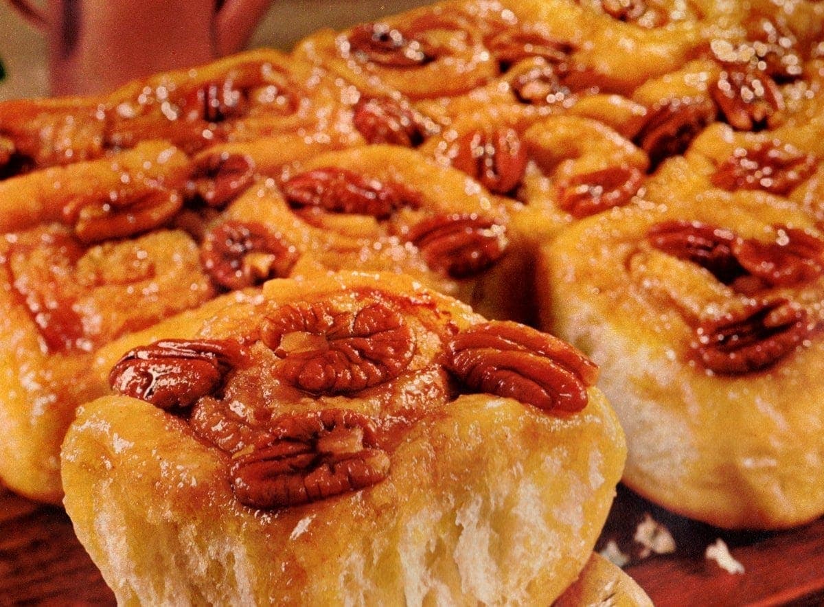 Caramel-pecan harvest rolls: A warm & delicious retro recipe - Click Americana