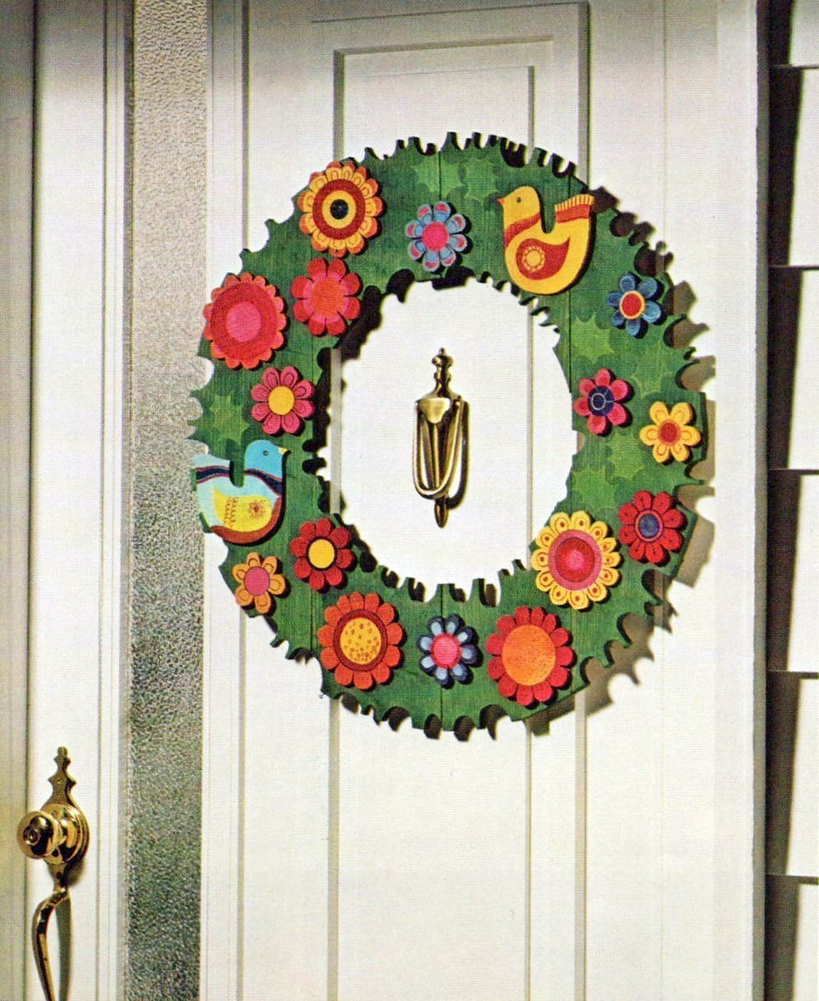 Vintage Christmas decorations with 60s and 70s style: Bright, colorful & homemade 10 Colorful retro wooden wreath with flowers (1970s) via ClickAmericana com