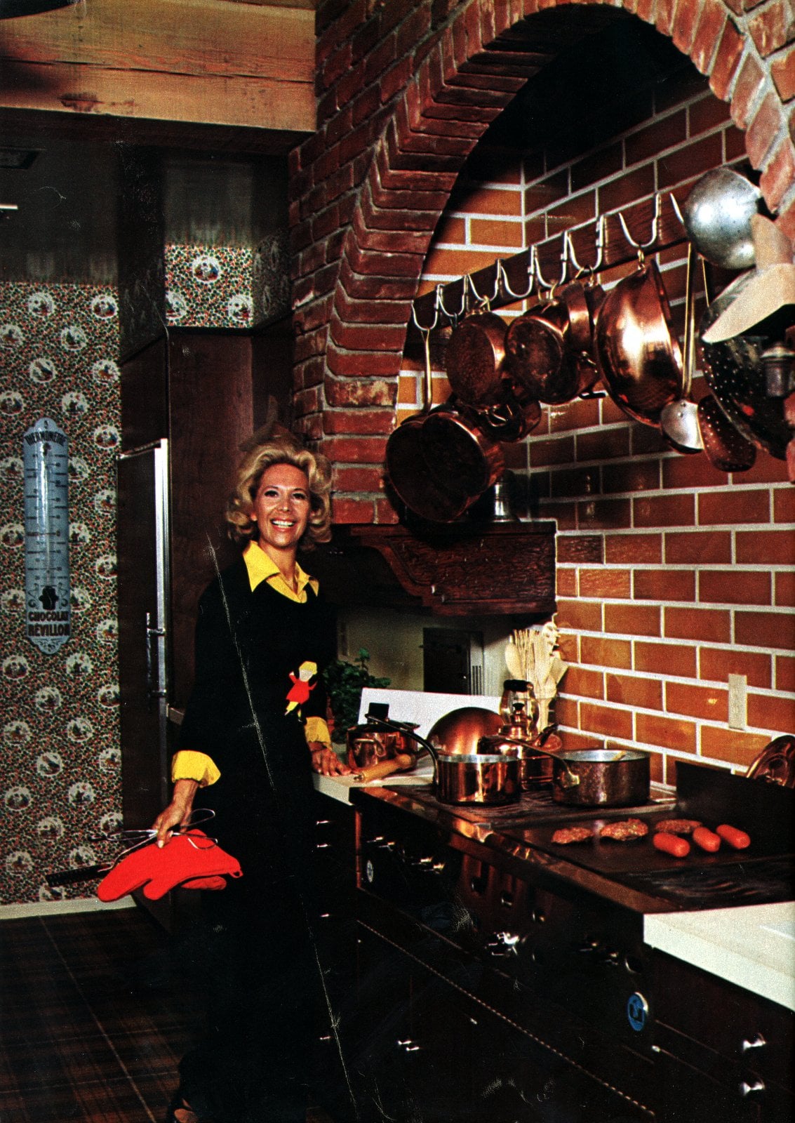 Dinah Shore's home tour: See inside her charming Beverly Hills house in the 1960s & 70s 1 Come into the kitchen with Dinah Shore - A celebrity home from 1967 (2)