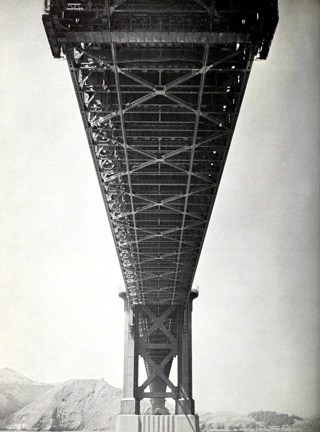 How was the Golden Gate Bridge built? See how daring visionaries made history, plus see photos of the construction (1930s) 15 Construction of the Golden Gate Bridge - 1930s (12)