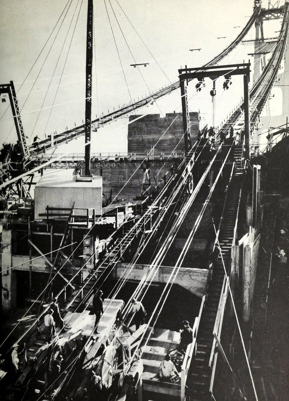 How was the Golden Gate Bridge built? See how daring visionaries made history, plus see photos of the construction (1930s) 11 Construction of the Golden Gate Bridge - 1930s (8)