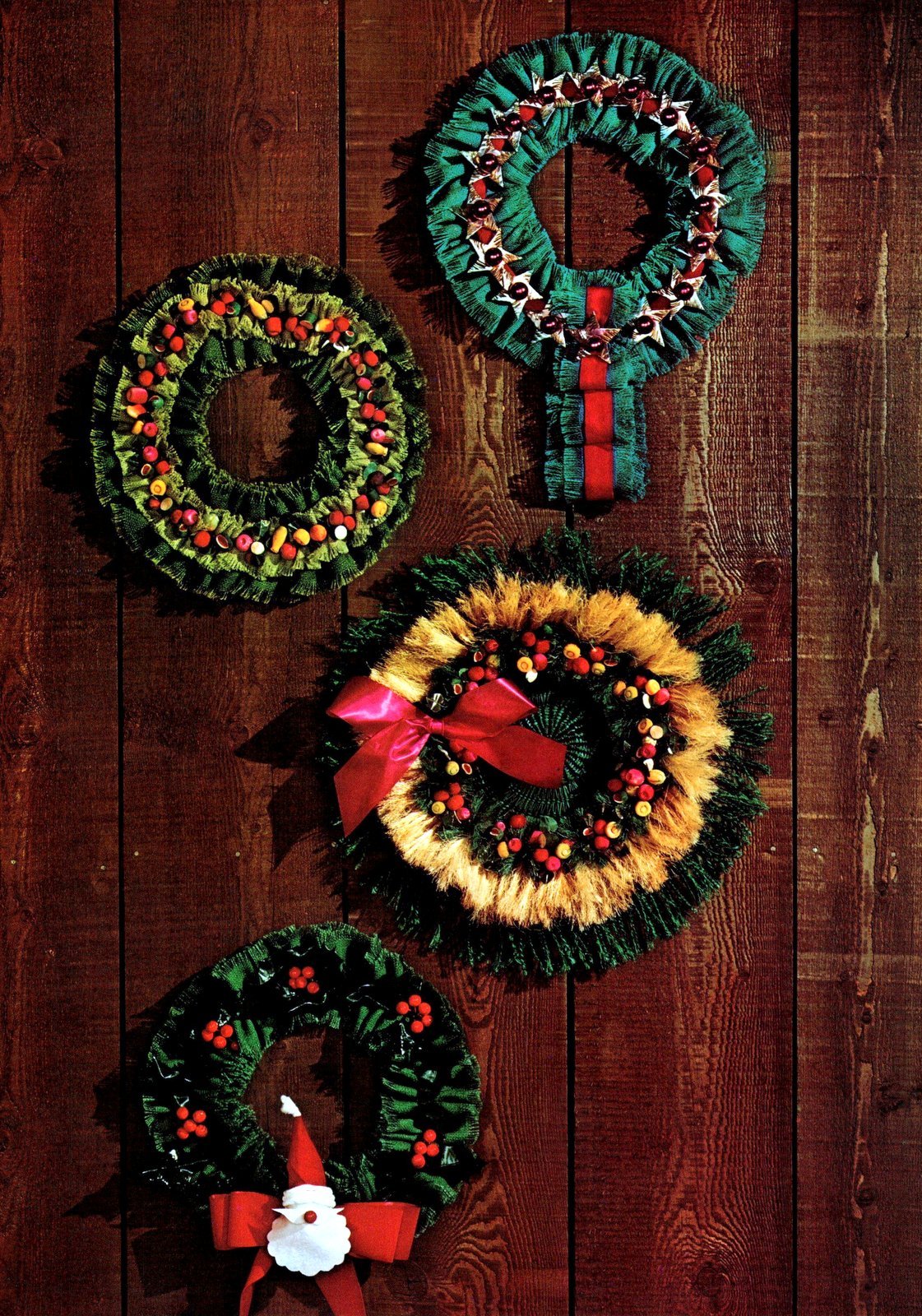 Vintage Christmas decorations with 60s and 70s style: Bright, colorful & homemade 24 Cute DIY Christmas wreaths (1960s-1970s) via ClickAmericana com