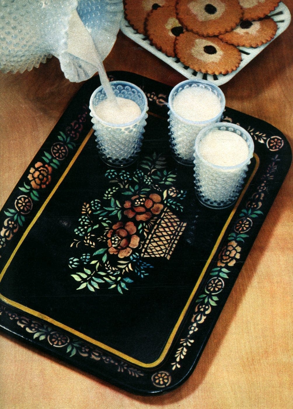 How to stencil a tray with an Early American design (1950) Click