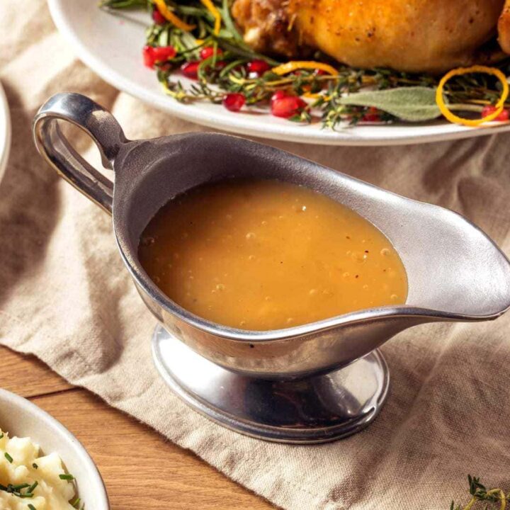 Easy homemade classic turkey gravy