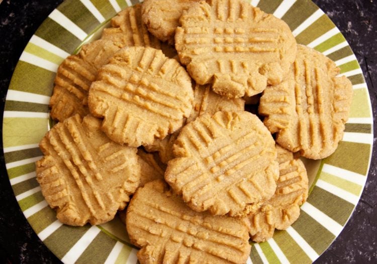 Easy peanut butter cookies 3 & 4ingredient recipes made with biscuit
