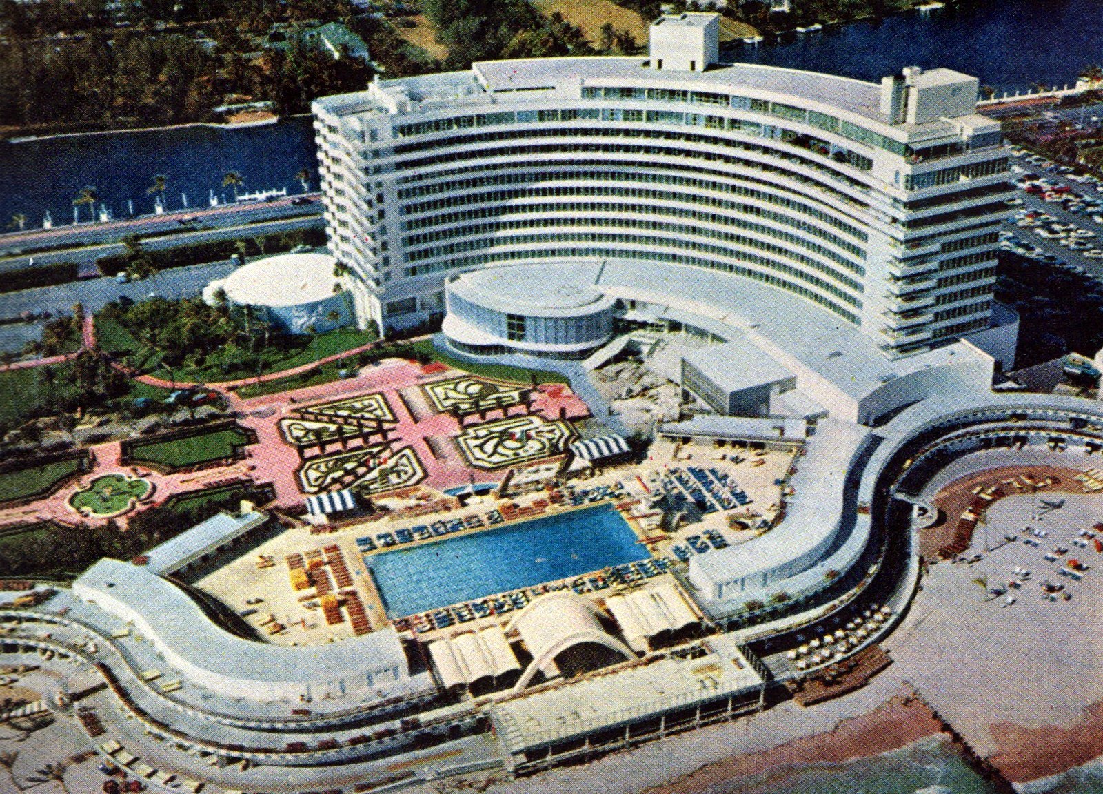 Fontainebleau Hotel in Florida (1957) via ClickAmericana com