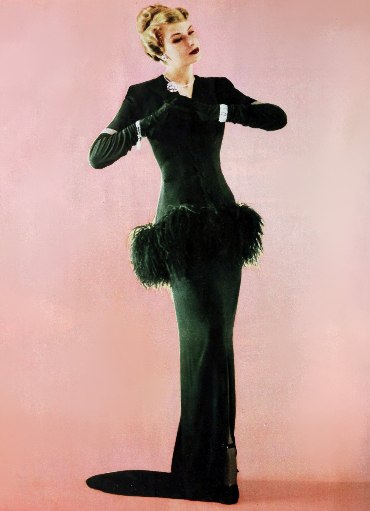 Vintage velveteen & velvet dresses: Sassy & slimming popular party fashions from the 1960s 1 Forest green velvet dress from 1947
