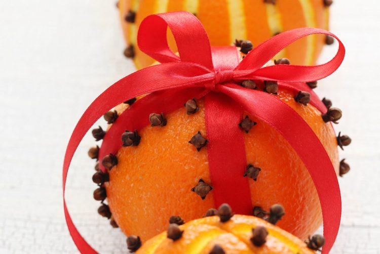 How to make oldfashioned pomander balls with oranges & cloves Click