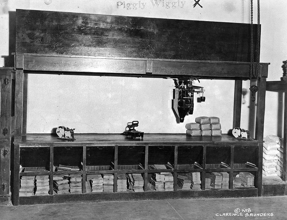Piggly Wiggly was the first ever self-service grocery store -- see rare photos from 1918 15 Interior view of a Piggly Wiggly self-service grocery store 1918