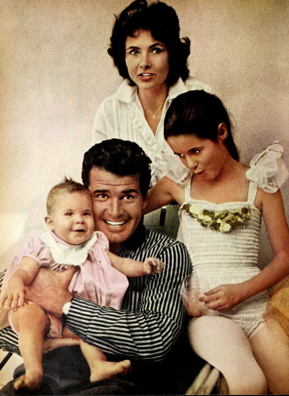 James Garner: From reluctant actor to treasured Hollywood mainstay (1950s-2014) 2 James Garner and family (1959)