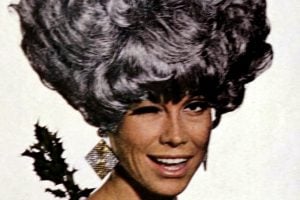 Mary Tyler Moore models the era's hottest wigs 1966 (6)