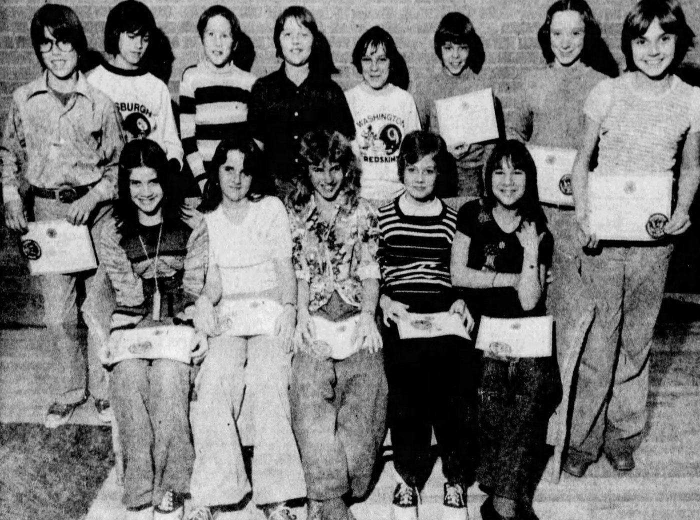 Presidential physical fitness award memories will take you straight back to gym class (1966-1987) 2 Presidential Physical Fitness winning kids in 1977 - via Click Americana