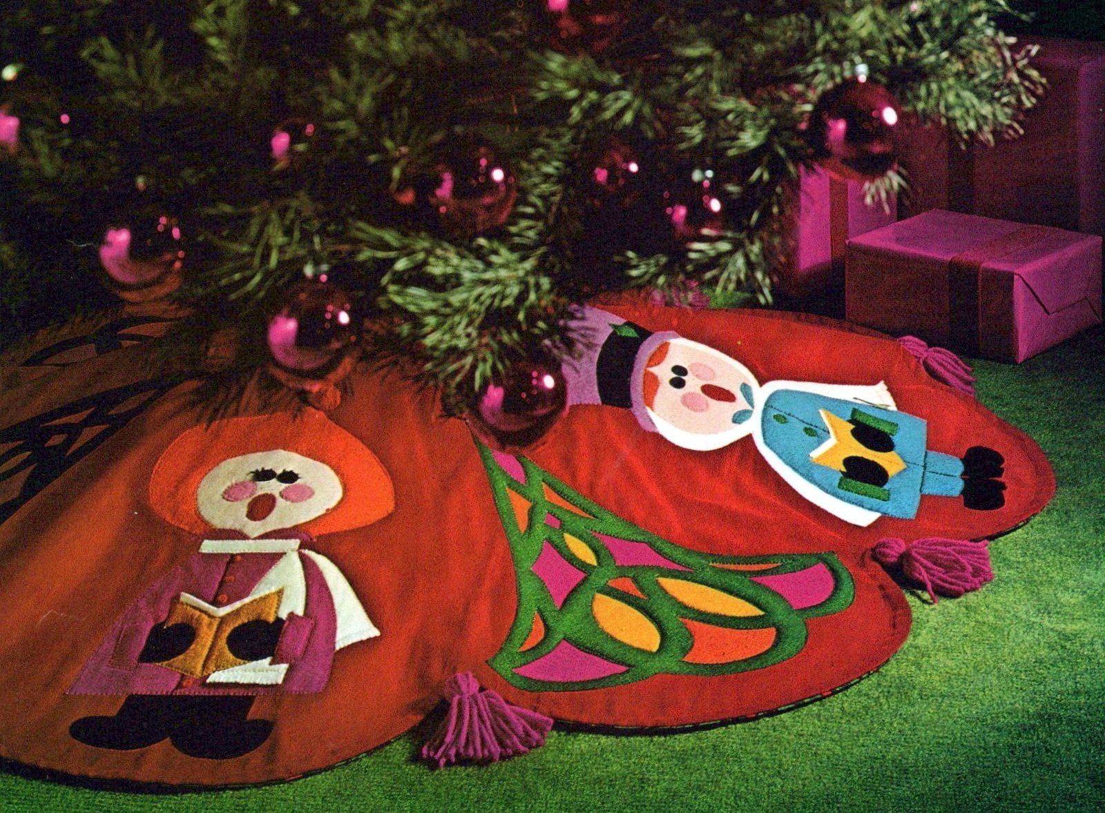 Vintage Christmas decorations with 60s and 70s style: Bright, colorful & homemade 27 Retro 60s-70s Christmas tree skirt via ClickAmericana com