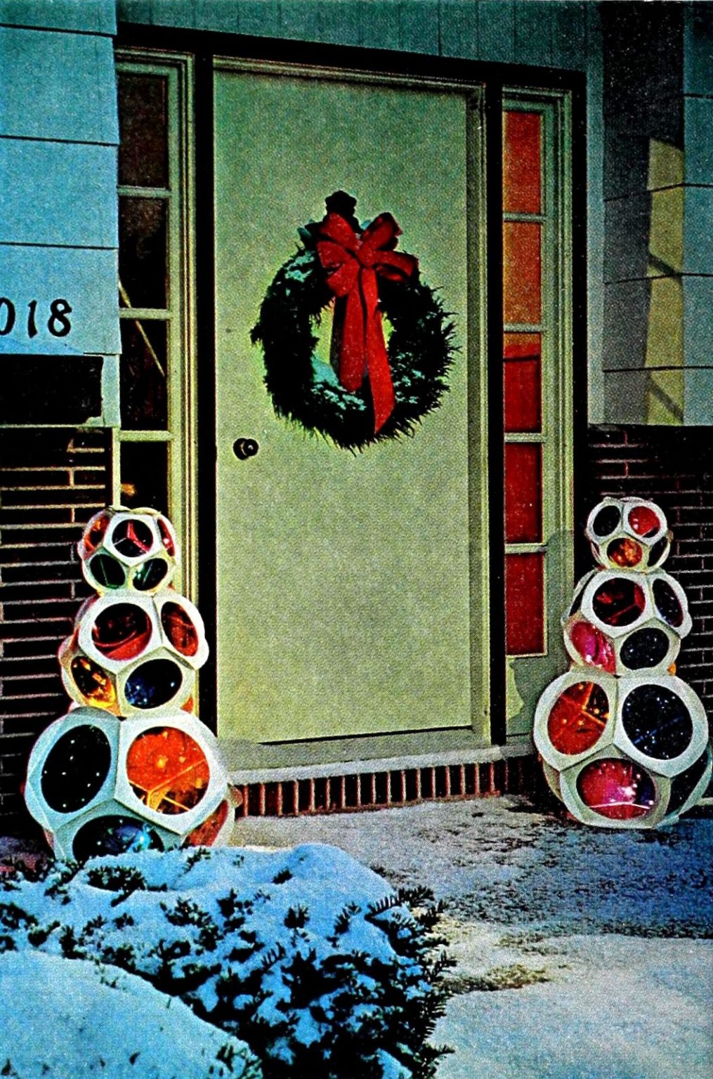 Vintage Christmas decorations with 60s and 70s style: Bright, colorful ...