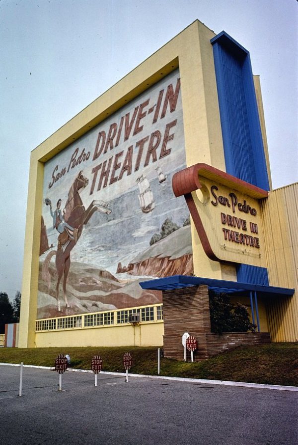 What old drive-in movie theaters were like in the 1950s & 60s - and why ...