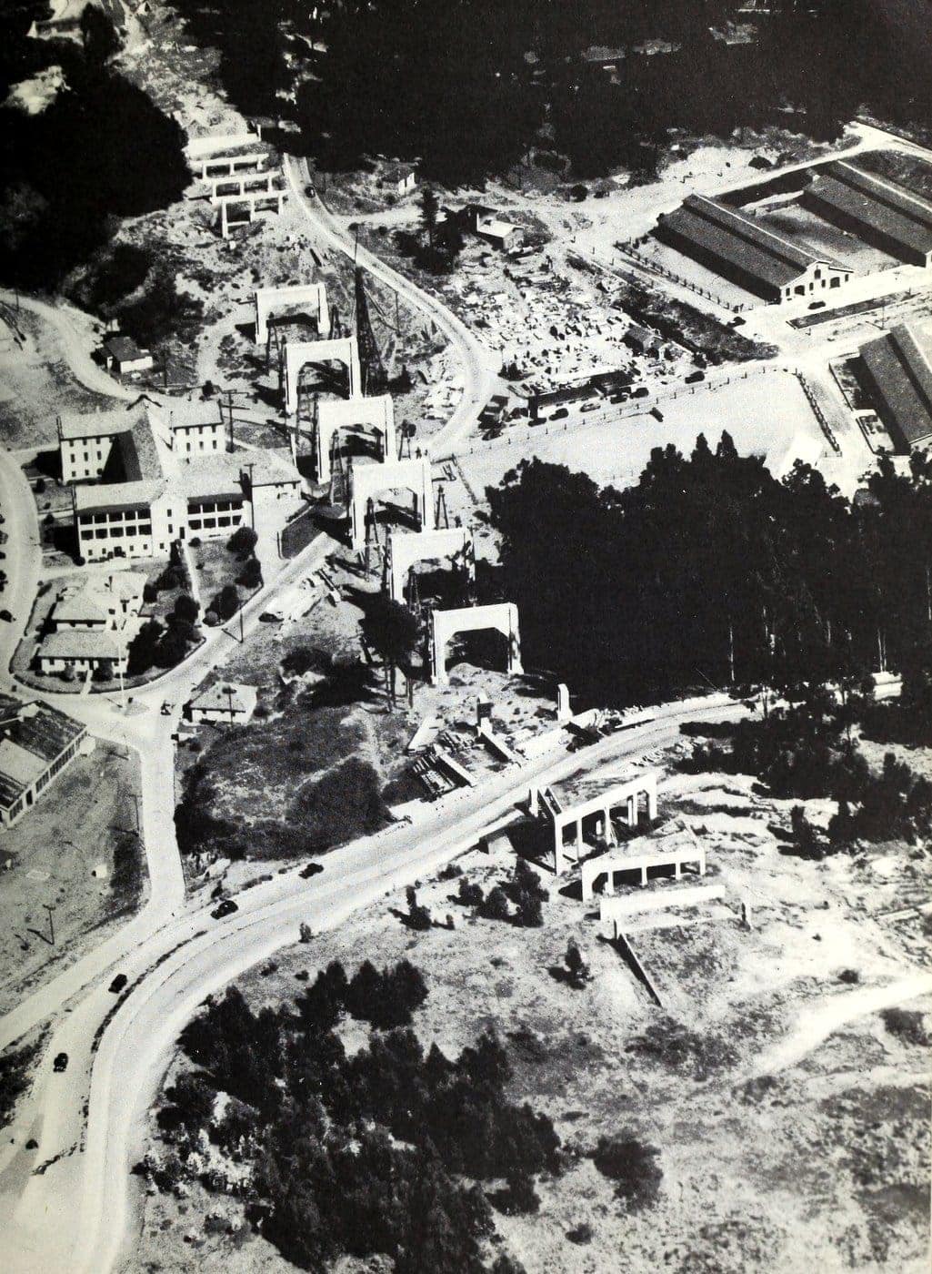 How was the Golden Gate Bridge built? See how daring visionaries made history, plus see photos of the construction (1930s) 16 See how they built San Francisco's Golden Gate Bridge