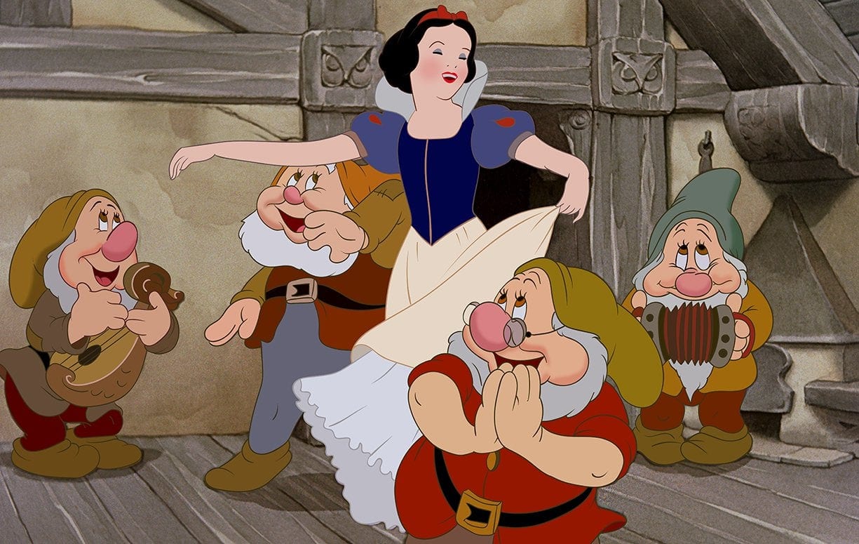 Snow White and the Seven Dwarves: The audacious bet that launched the golden age of animation in 1938 5 Snow White dancing with the Dwarfs