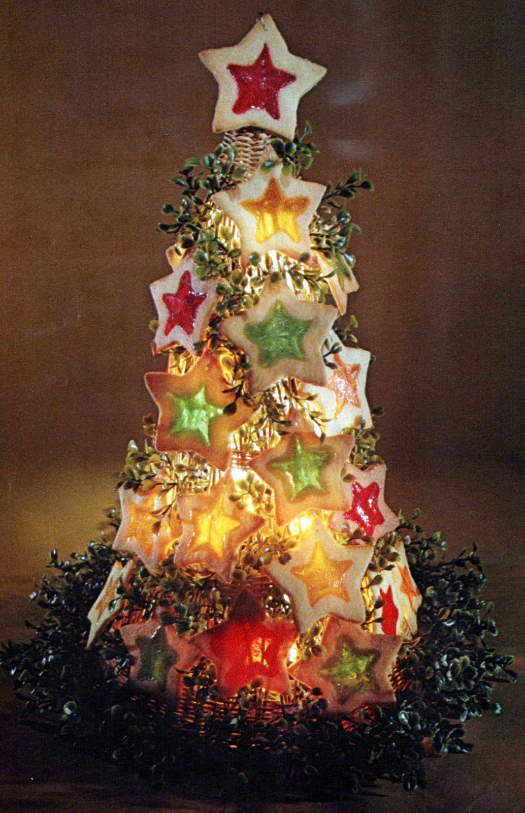 Vintage Christmas decorations with 60s and 70s style: Bright, colorful & homemade 2 Star-bright cookie tree (1972) via ClickAmericana com