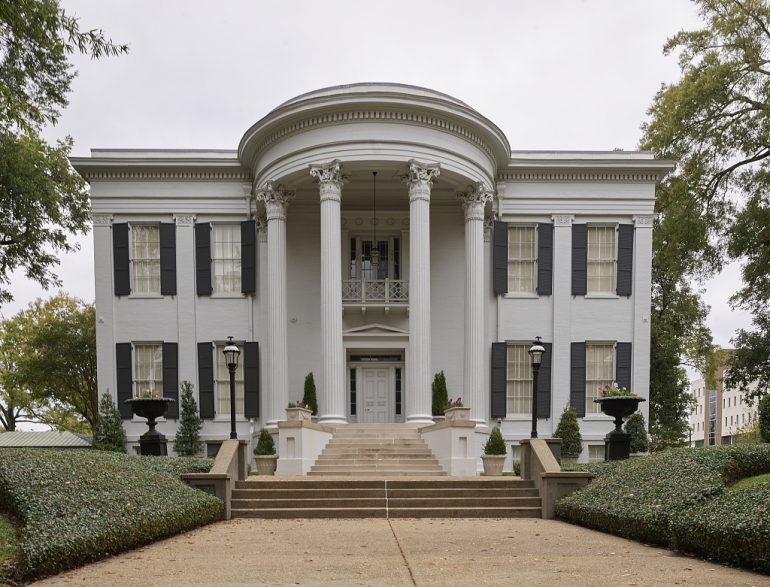 21 Southern mansions & plantation homes from the Old South Click