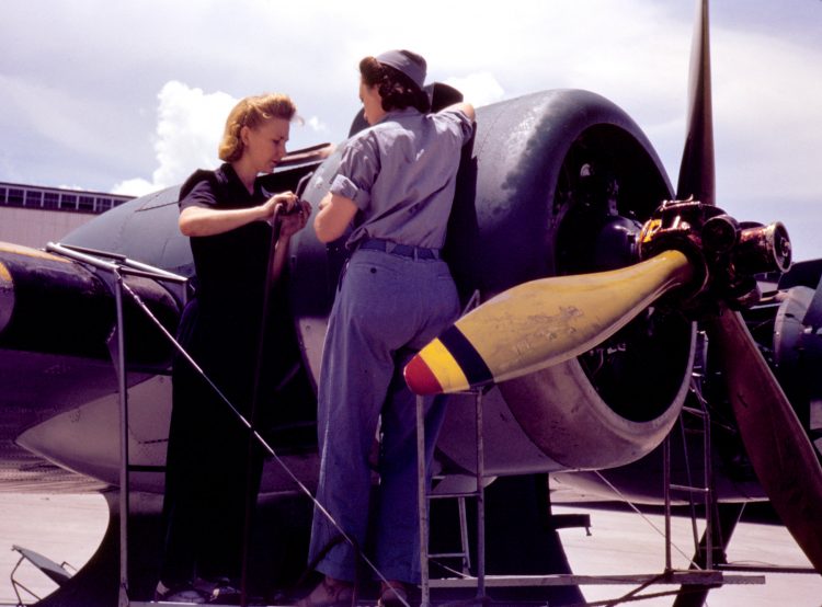 See 50 real-life Rosie the Riveters & other women war workers from WWII ...