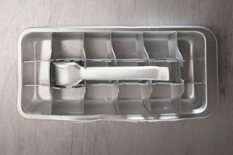 Old-fashioned metal ice cube trays: See some vintage Magic Touch