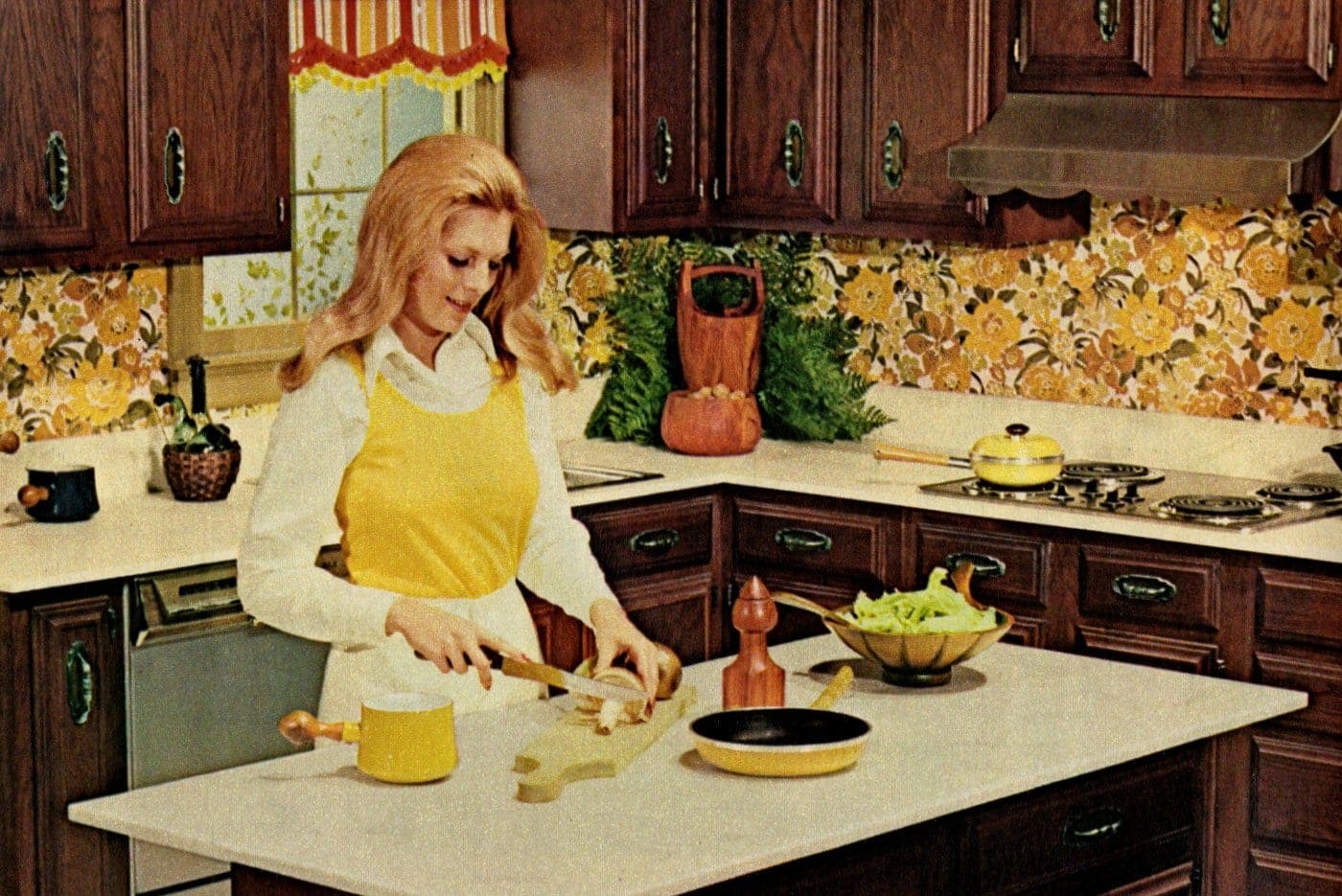 Easy, low-cost household tips from the '70s for cleaning, home improvement & more 6 Helpful household hints for a woman in her kitchen in 1973
