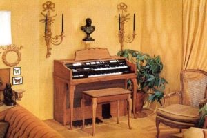Wurlitzer 4300 organ - French Provincial in rich cherry wood