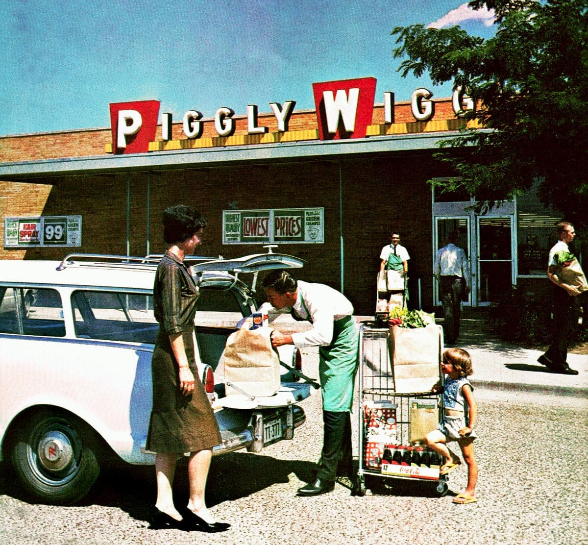 Piggly Wiggly was the first ever self-service grocery store -- see rare photos from 1918 3 piggly-wiggly-grocery-store-vintage